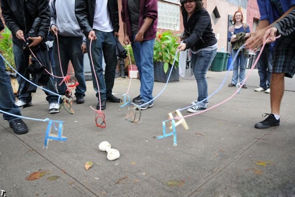 Выгул невидимых собак - забавный массовый флешмоб от нью-йоркского арт-коллектива Improve Everywhere