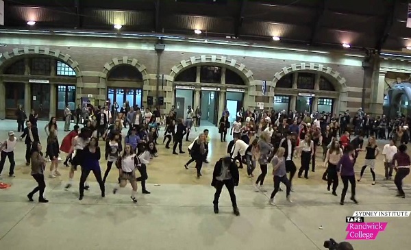 Спонтанный танец в здании вокзала - зрелищный флешмоб от сиднейских активистов ЗОЖ