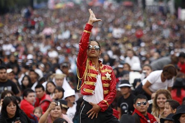 Двойник Майкла Джексона на самом массовом флешмобе в честь певца