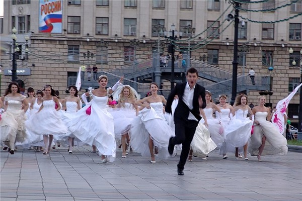 Участницы зрелищного российского флешмоба Сбежавшие невесты