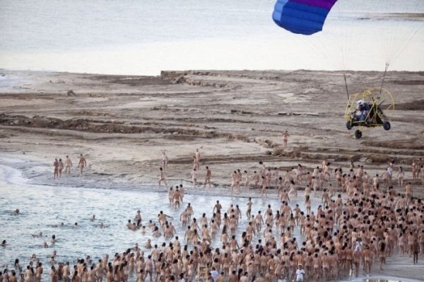 Обнаженные участники флешмоба у Мертвого моря