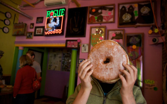 Кафе Voodoo Doughnut, Портленд: пончик Tex-Ass