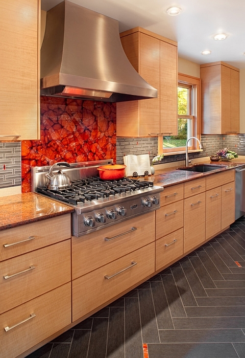 Абстрактный орнамент яркого оттенка на панели из стекла поможет оживить интерьер кухни.