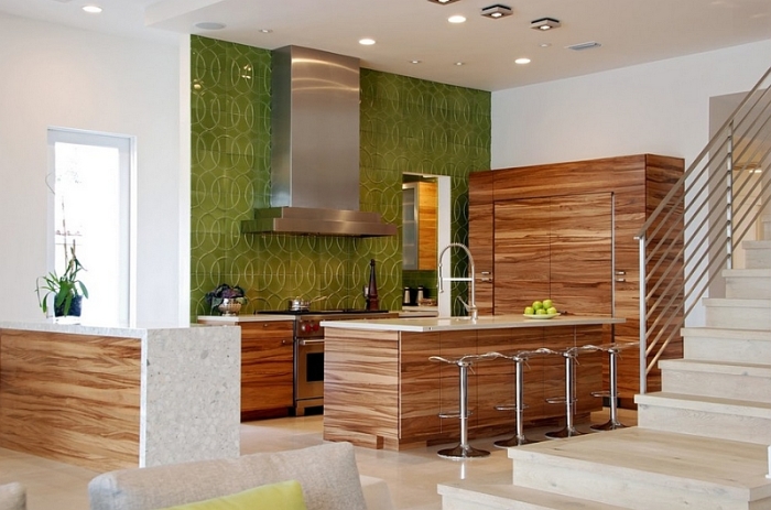 Фартук из плитки успокаивающего зеленого цвета с необычным узором сделает интерьер кухню стильным и современным.
