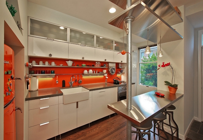 Яркий фартук насыщенного оранжевого цвета станет ключевым элементом в интерьере маленькой кухни.