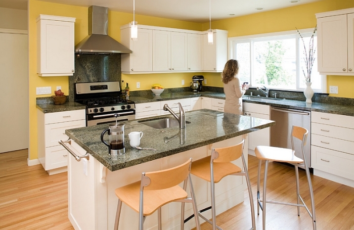 Гармоничная цветовая палитра для кухонного интерьера – горчично-желтый фартук в сочетании с белой мебелью. 