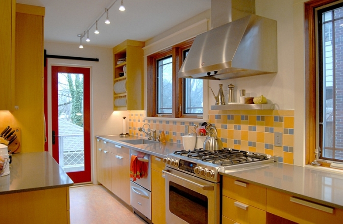 Яркое сочетание желтого и голубого актуально для красивой отделки фартука в современном кухонном интерьере.