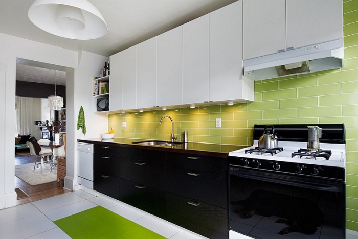 Фартук комфортного для восприятия цвета поможет сгладить резкие контрастные сочетания в кухонном интерьере.