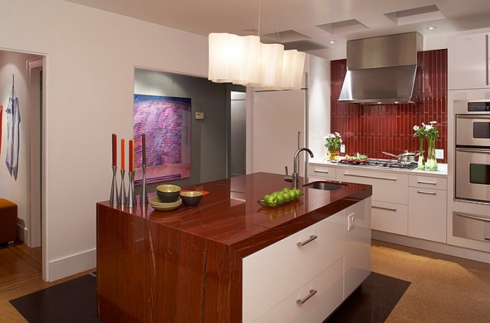Фартук из плитки насыщенного цвета с выразительным геометрическим узором станет украшением вашей кухни.