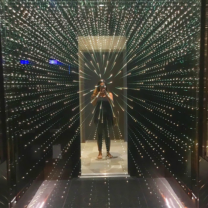 Миллионы звезд в кабине лифта.