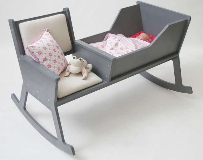Универсальный предмет мебели, сочетающий в себе стульчик и кроватку для новорожденного. Конструкция этого изделия позволяет ему слегка раскачиваться, что наверняка понравится ребенку.