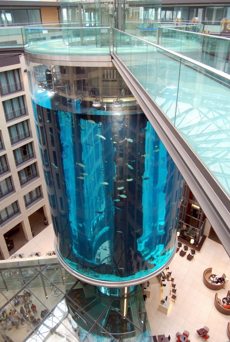 Лифт в огромном аквариуме.