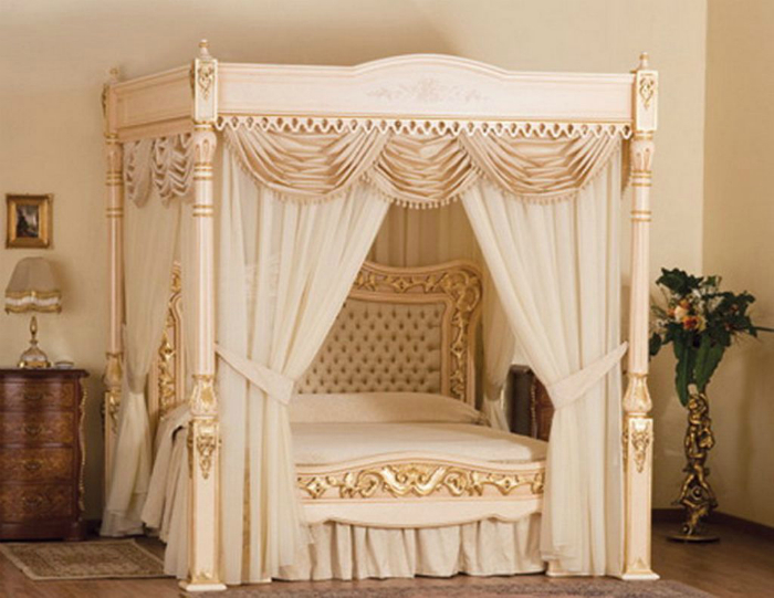 Кровать, сделанная из лучших сортов ясеня, каштанового и вишневого деревьев и украшенная 107 килограммами 24-каратного золота.