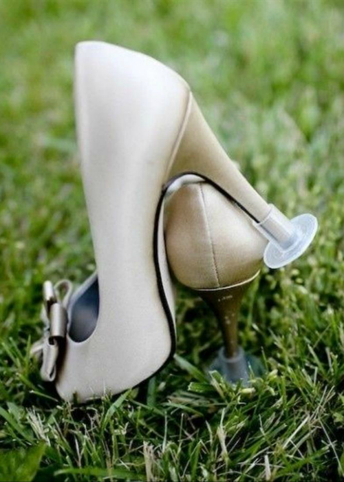 Благодаря этим пластиковым накладкам теперь каждая девушка сможет удобно и уверенно передвигаться по траве в туфлях со шпилькой.