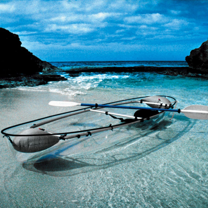 Оригинальная лодка с прозрачным дном, которая прекрасно подходит для рыбалки.
