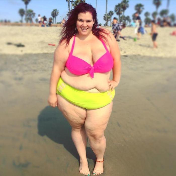 Толстые девушки на пляже 