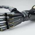 Бионическая рука срастается со скелетом и нервами