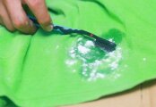 Лайфхак: 9 хитростей, как избавиться от въевшихся жирных пятен на одежде без химчистки и дорогих средств