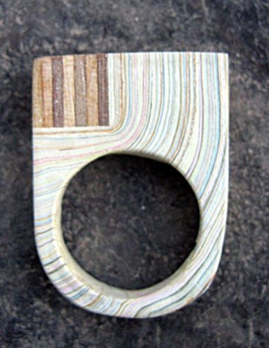Кольца из тщательно окрашенного деревянного стола