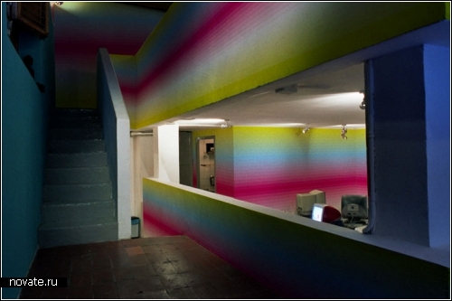 Разноцветные разводы на белых стенах. Дизайн интерьера от Eno Henze