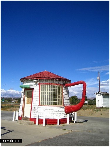 Заправочная станция в виде дома-чайника. Штат Вашингтон, США