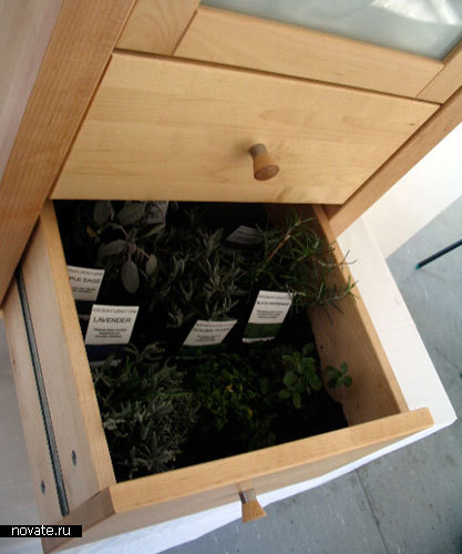 Шкаф с ящиком для горшков с растениями