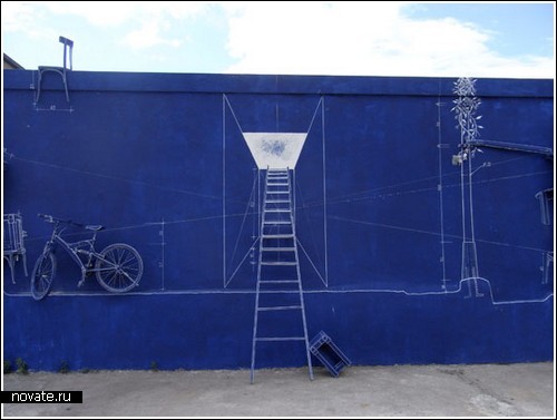 Инсталляция в синем цвете «Чертеж» на выставке в Берлине