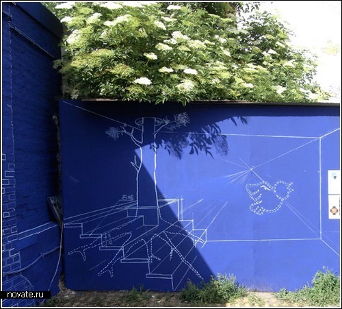 Инсталляция в синем цвете «Чертеж» на выставке в Берлине