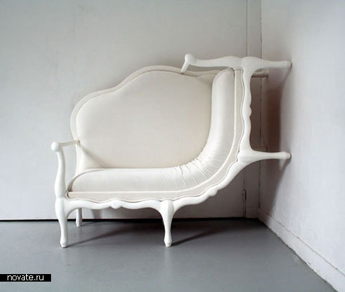 Кресло карабкается на стену