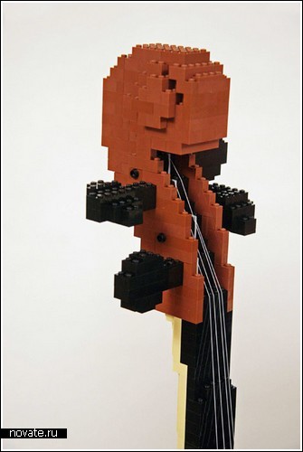 Виолончель из кубиков Лего