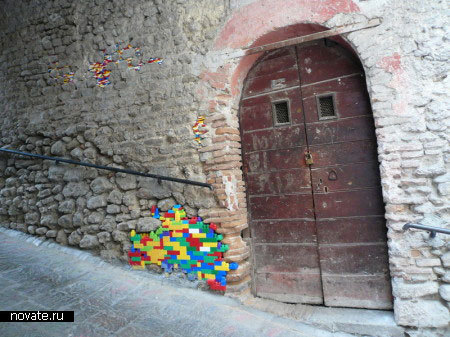 Стены города из кубиков Лего (Италия)