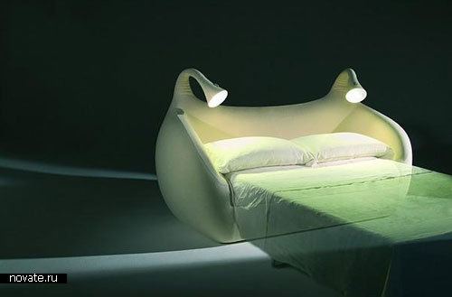 Кровать-диван с двумя ночниками