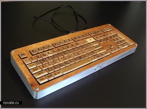 USB-клавиатура с клавишами-фишками из настольной игры