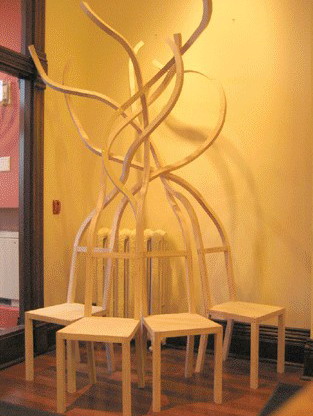 Скамейка из переплетенных стульев