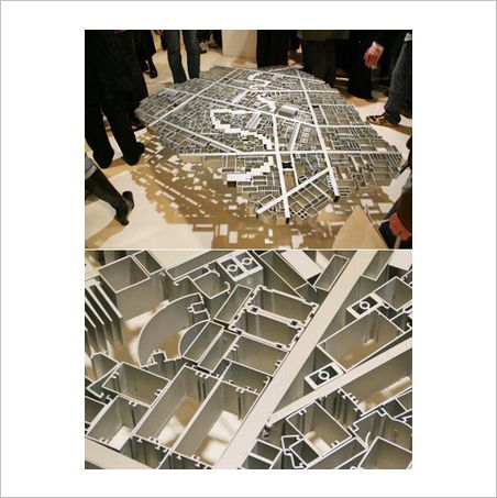 Алюминиевый стол в виде карты Багдада