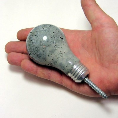 Цементная лампочка-вешалка