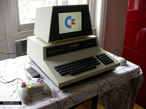 Компьютерный корпус в виде старого компьютера Commodore