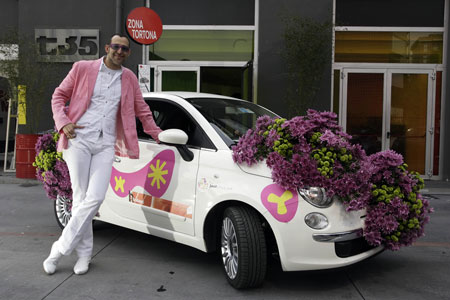 Автомобили, украшенные цветами на открытии выставки в Милане