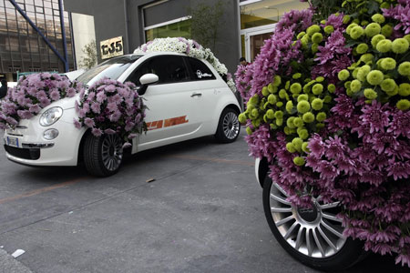 Автомобили, украшенные цветами на открытии выставки в Милане