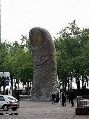 Огромный палец в Париже