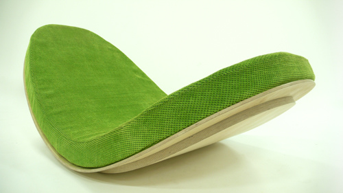 Гигантский зеленый лист служащий креслом-качалкой от студии LimeStudio