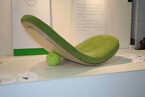 Гигантский зеленый лист служащий креслом-качалкой от студии LimeStudio