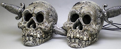 Колонки в виде человеческих черепов