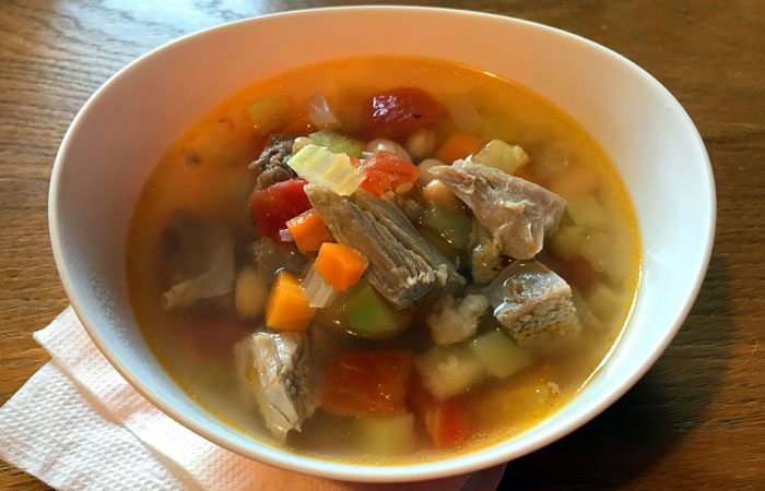Суп с фасолью и овощами.