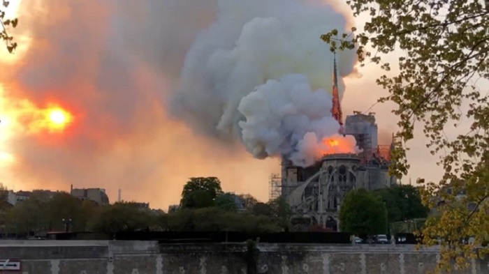 В Париже горит Нотр-Дам де Пари. | Фото: REUTERS.
