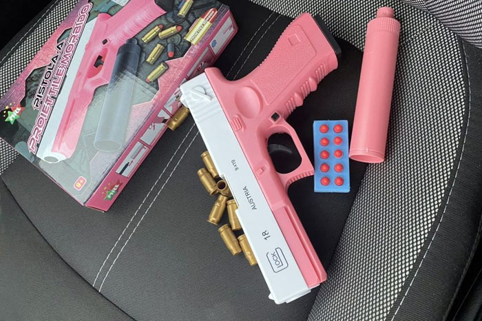 Розовый игрушечный пистолет - неочевидный предмет запрета. / Фото: novate.ru