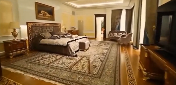 Одна из роскошных спален в доме Алишера Усманова