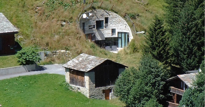 В швейцарских Альпах построили необычную виллу внутри склона горы