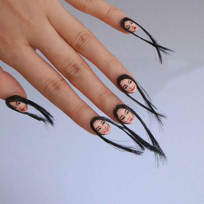 На каждом пальце рук Дэн Юн нарисовала портрет и приклеила к ногтям волосы