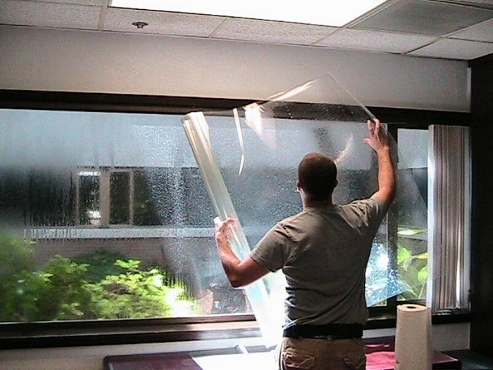Термозащитная пленка на стекла - очень удобный способ спрятаться от жары